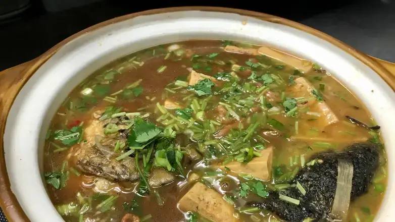 73. Stewed Fish Head with Hot Spicy Soup in Casserole 砂鍋紅湯魚頭